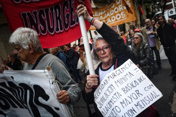 Buenos Aires, Argentina.- En las fotos tomadas el 3 de abril del 2024, distintas asociaciones y centros de jubilados y pensionados se reunieron en las puertas del Parlamento Nacional, para reclamar un haber que supere el costo de la canasta básica con el objetivo de cubrir las necesidades del sector. La referente de esta agrupación remarcó que, el haber actual del jubilado parte de $200.000 o $240.000, cuando la canasta básica de este sector se ubica en los $700.000.