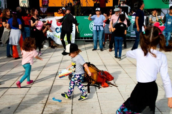 Buenos Aires, Argentina.- En las fotos muestra el “Festival Arde”, producido por trabajadores y trabajadoras de la Secretaría de Cultura de la Nación, frente a las oficinas del secretario del área, Leonardo Cifelli, con el apoyo de la Asociación de Trabajadores del Estado (ATE) el 6 de abril de 2024. Más de 20 artistas alzaron sus voces contra los despidos masivos y la constante estigmatización de los trabajadores de la cultura y del Estado en general.