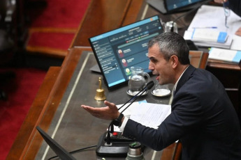 Buenos Aires, Argentina.- En las fotos tomadas el 29 de abril del 2024, Diputados comenzó en la mañana de este lunes a tratar la nueva versión de la Ley Bases y Puntos de Partida para la Libertad de los Argentinos, conocida como Ley Ómnibus, en la cual se establece otorgar facultades especiales al Poder Ejecutivo, privatizaciones de empresas públicas, la eliminación de la moratoria previsional, el régimen de incentivo para “grandes inversiones” y una reforma laboral –entre otros puntos-.