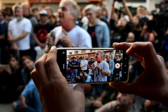 Buenos Aires, Argentina.- En las fotos tomadas el 4 de abril del 2024, durante un homenaje en las inmediaciones de uno de los edificios de Télam con una muestra fotográfica que recorrió la extensa trayectoria deportiva del ‘10’ no sólo como futbolista sino también como director técnico o, simplemente, como hincha incondicional de la Selección Argentina.