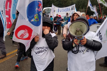 Bariloche, Argentina.- En las fotos tomadas el 19 de abril del 2024, miembros de diferentes organizaciones sociales realizaron protestas y bloqueos de rutas en las inmediaciones del aeropuerto de Bariloche y en el camino al hotel Llao Llao, en rechazo a la presencia en la provincia de Río Negro del presidente Javier Milei, quien visita la provincia para participar de un foro con los empresarios más importantes del país.