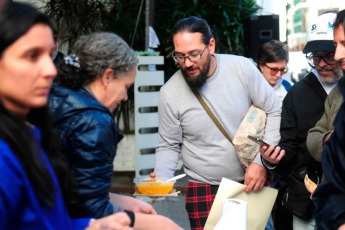 Buenos Aires, Argentina.- En las fotos, organizaciones sociales reparten el guiso típico argentino Locro, en uno de los acampes de la ciudad de Buenos Aires, en adhesión al paro general el 9 de mayo del 2024. El paro general, convocado por la mayor central sindical de Argentina, se realizó en rechazo a las políticas de ajuste y los proyectos de reforma del presidente Javier Milei.