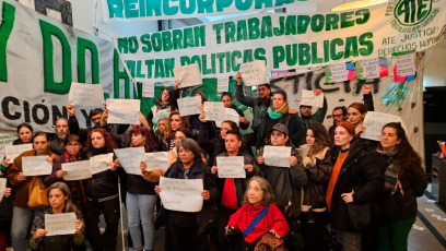 Buenos Aires, Argentina.- Los trabajadores del Instituto Nacional contra la Discriminación, la Xenofobia y el Racismo (INADI) en la puerta de la sede el 25 de mayo de 2024, donde denunciaron 120 nuevos despidos en el área y apuntaron contra el gobierno de Javier Milei por el "desguace del Estado" y sus instituciones.  "Hay empleados con 17 y 20 años de antigüedad. En mi caso, como en el de muchos, me renuevan el contrato cada tres meses; se me vence el mes que viene y no sé qué va a pasar. Esto es una masacre, una ruleta rusa. Se manejan con mucha crueldad", aseveró Mariana, una de las profesionales que pertenece al personal de capacitación.