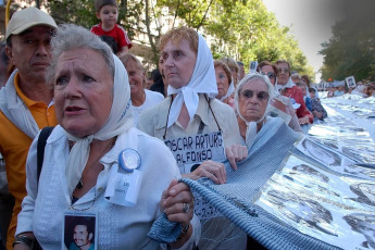 (Archivo) Buenos Aires, Argentina.- La histórica referente de Madres de Plaza de Mayo Línea Fundadora, Nora Cortiñas (frente), murió en la tarde de este jueves (30) tras permanecer varios días en terapia intensiva luego de ser operada por una hernia en el Hospital de Morón, según informaron fuentes familiares. Nora Morales de Cortiñas, más conocida como “Norita”, había cumplido 94 años el pasado 22 de marzo y 47 años de lucha junto a las Madres desde aquella primera ronda el 30 de abril de 1977.