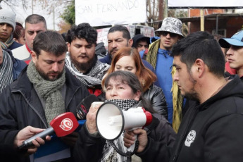 Buenos Aires, Argentina.- En las fotos, cientos de personas se manifiestan frente al depósito de Villa Martelli donde se almacenan casi tres mil toneladas de alimentos en Buenos Aires, el 28 de mayo del 2024. La justicia argentina ordenó este lunes la distribución oficial a comedores comunitarios de toneladas de alimentos acopiados en depósitos del Ministerio de Capital Humano, pero el gobierno de Javier Milei anunció que apelará la medida porque se trata de reservas “para catástrofes”.