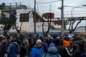 Buenos Aires, Argentina.- En las fotos, cientos de personas se manifiestan frente al depósito de Villa Martelli donde se almacenan casi tres mil toneladas de alimentos en Buenos Aires, el 28 de mayo del 2024. La justicia argentina ordenó este lunes la distribución oficial a comedores comunitarios de toneladas de alimentos acopiados en depósitos del Ministerio de Capital Humano, pero el gobierno de Javier Milei anunció que apelará la medida porque se trata de reservas “para catástrofes”.