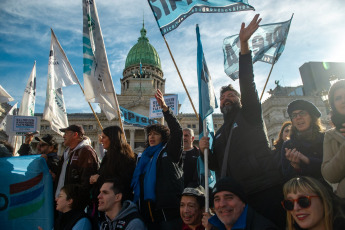 Buenos Aires, Argentina- En las fotos, los gremios que nuclean a los trabajadores de los medios públicos protestan frente al Congreso el 16 de mayo del 2024. Los trabajadores de los medios públicos, entregaron a los senadores una carta en la que expresan su rechazo a la privatización de Radio Nacional, la TV Pública y Contenidos Públicos S.E. -que incluye las señales Encuentro, Pakapaka y DeporTV- tal como está previsto en el proyecto de ley Bases.