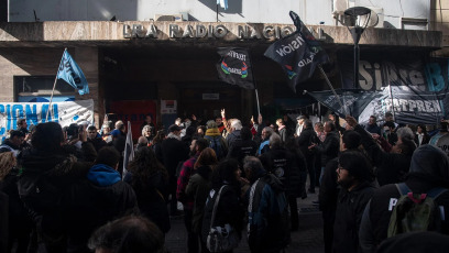 Buenos Aires, Argentina.- Un abrazo solidario a Radio Nacional reunió a cientos de personas que mostraron su apoyo en defensa de los medios públicos desde distintos sectores sindicales, sociales, educativos, de Derechos Humanos, políticos y culturales el 24 de mayo de 2024. El gobierno de Javier Milei suspendió el martes pasado la emisión de contenidos en todas las páginas web y las redes sociales de las empresas estatales de comunicación. La medida despertó el rechazo de sindicatos y organismos de derechos humanos.