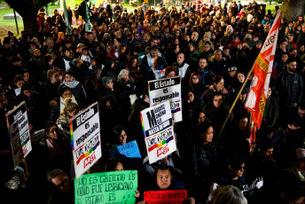 Buenos Aires, Argentina.- In the photos, thousands of feminist and sexual diversity activists mobilized in the Buenos Aires neighborhood of Barracas on March 13, 2024. The protesters demand justice for Paula, Roxana and Andrea, the three murdered lesbian women in the framework of an incendiary hate crime that has a fourth victim recovering, with the motto “It is not freedom, it is hate” and “It was Lesbicide, the State is Responsible.”