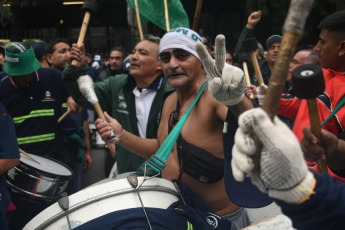 Buenos Aires, Argentina.- En las fotos tomadas el 1 de mayo del 2024, miles de personas, independientes y afiliadas a sindicatos, se manifestaron en Argentina por el Día del Trabajador y en contra de la reforma laboral que promueve el gobierno de Javier Milei.