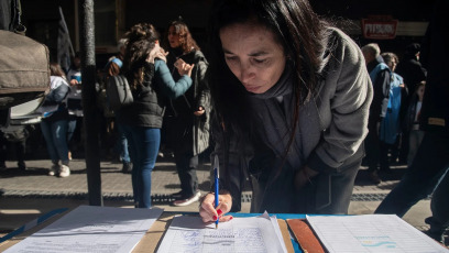 Buenos Aires, Argentina.- Un abrazo solidario a Radio Nacional reunió a cientos de personas que mostraron su apoyo en defensa de los medios públicos desde distintos sectores sindicales, sociales, educativos, de Derechos Humanos, políticos y culturales el 24 de mayo de 2024. El gobierno de Javier Milei suspendió el martes pasado la emisión de contenidos en todas las páginas web y las redes sociales de las empresas estatales de comunicación. La medida despertó el rechazo de sindicatos y organismos de derechos humanos.