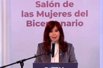 Buenos Aires, Argentina.- En las fotos tomadas el 7 de mayo del 2024, la expresidenta Cristina Fernández de Kirchner, inauguró el Salón de las Mujeres del Bicentenario del Instituto Patria, en el centro porteño. Precisamente en el 105° aniversario de Eva Duarte de Perón, Fernández de Kirchner dijo que “es un día muy particular” y recordó que “allá por 2009, en vísperas del bicentenario, decidimos inaugurar el Salón de las Mujeres del Bicentenario” en Casa Rosada, que fue reemplazado el 8 de marzo pasado, en el Día Internacional de la Mujer, por el Salón de los Próceres.