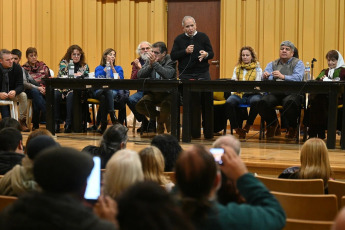 Buenos Aires, Argentina.- En las fotos, organismos de Derechos Humanos, centrales obreras y movimientos sociales realizan una asamblea en la sede de la Facultad de Ciencias Sociales de la Universidad de Buenos Aires (UBA) el 14 de mayo del 2024. Tras la asamblea, los organismos convocaron a debatir acciones y realizar movilizaciones contra la Ley Bases y el DNU 70/2023. Hasta el momento, se estima que el proyecto de Ley Bases pueda tratarse el próximo jueves 23 de mayo, pero todo dependerá de la celeridad con la que se emita dictamen en el plenario de comisiones del Senado que trata la iniciativa.