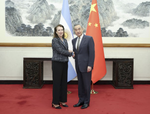 Beijing, China.- En la foto tomada el 30 de abril de 2024, Diana Mondino en China con el canciller Wang Yi. La canciller de Argentina, Diana Mondino, finalizó su gira por China con una agenda diplomática centrada en afianzar la relación comercial con el régimen asiático y promover inversiones para el país. El eje principal de la visita oficial fue la renovación del swap de monedas, cuyo próximo vencimiento equivale a 4.900 millones de dólares y resultan claves para fortalecer las reservas del Banco Central (BCRA).