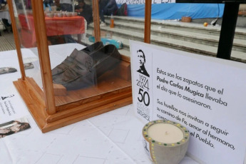 Buenos Aires, Argentina.- En las fotos tomadas el 6 de mayo del 2024, una carpa misionera delante de la catedral de Buenos Aires fue instalada por el Equipo de Sacerdotes de Villas y Barrios Populares de la Argentina, en el inicio de la denominada Semana Carlos Mugica, que constará de diversas actividades de conmemoración a la figura del primer cura villero, al cumplirse el sábado 11 de mayo 50 años de su asesinato.