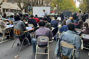 La Plata, Argentina.- En las fotos, estudiantes, profesores y trabajadores de la Universidad Nacional de La Plata (UNLP), realizan clases públicas en la capital bonaerense el 23 de mayo del 2024. La medida, se realiza como medida para exigir más presupuesto para todo el sistema universitario del país.