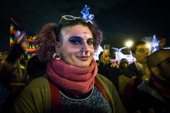 Buenos Aires, Argentina.- “Ley de Reparación Histórica Ya” es el reclamo que el colectivo travesti y trans sobreviviente que llevó a las calles de Buenos Aires este viernes 24 de mayo. Pensión reparatoria, salud integral para una vejez digna, cupo laboral travesti trans en todo el país, acceso a vivienda, cumplimiento efectivo de la Educación Sexual Integral (ESI), visibilidad de los trans masculinos, implementación del programa de Fortalecimiento Travesti Trans, apertura de los archivos policiales y antecedentes, son los reclamos más fuertes para una población con una esperanza de vida de 35 años.