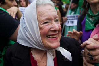 (Archivo) Buenos Aires, Argentina.- La histórica referente de Madres de Plaza de Mayo Línea Fundadora, Nora Cortiñas (foto), murió en la tarde de este jueves (30) tras permanecer varios días en terapia intensiva luego de ser operada por una hernia en el Hospital de Morón, según informaron fuentes familiares. Nora Morales de Cortiñas, más conocida como “Norita”, había cumplido 94 años el pasado 22 de marzo y 47 años de lucha junto a las Madres desde aquella primera ronda el 30 de abril de 1977.