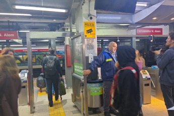 Buenos Aires, Argentina.- En las fotos tomadas el 8 de mayo del 2024, los más de 40 gremios nucleados en la Confederación Argentina de Trabajadores del Transporte (CATT), que lidera el dirigente ferroviario Sergio Sasia, realizaron este lunes asambleas en los lugares de empleo de cada actividad en rechazo del proyecto de Ley Bases aprobado por Diputados, que debe analizar la Cámara alta, y la restitución de Ganancias, y ratificaron su total adhesión a la huelga nacional convocada para este jueves por el consejo directivo de la CGT.