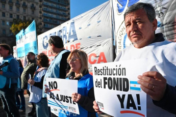 Buenos Aires, Argentina.- In the photos, the teaching unions with national representation (UDA, Sadop, AMET and CEA), all grouped in the CGT, and the Ctera (CTA) mobilized towards Congress on May 28, 2024, to demand that legislators support the restitution of the National Teacher Incentive Fund (Fonid), among other demands, in the context of the meeting of the Budget and Finance and Education commissions of the Chamber of Deputies, Sadop reported.