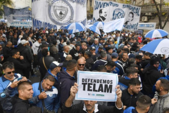 Buenos Aires, Argentina.- En las fotos tomadas el 1 de mayo del 2024, miles de personas, independientes y afiliadas a sindicatos, se manifestaron en Argentina por el Día del Trabajador y en contra de la reforma laboral que promueve el gobierno de Javier Milei.