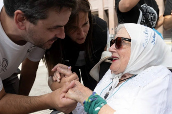 (Archivo) Buenos Aires, Argentina.- La histórica referente de Madres de Plaza de Mayo Línea Fundadora, Nora Cortiñas (foto), murió en la tarde de este jueves (30) tras permanecer varios días en terapia intensiva luego de ser operada por una hernia en el Hospital de Morón, según informaron fuentes familiares. Nora Morales de Cortiñas, más conocida como “Norita”, había cumplido 94 años el pasado 22 de marzo y 47 años de lucha junto a las Madres desde aquella primera ronda el 30 de abril de 1977.