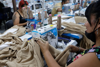 Catamarca, Argentina.- En las fotos, trabajadores textiles de Catamarca despedidos, tomaron la planta de la fábrica Industrias Textilcom, reclamando su inmediata reincorporación a sus puestos de trabajo el 27 de mayo del 2024. La empresa Textilcom, ha debido cerrar sus dos plantas ubicadas en las provincias de La Rioja y Catamarca, con la consecuente desvinculación de 267 trabajadores. La secretaria de Trabajo de la provincia de Catamarca, Myriam Espinosa, confirmó los despidos de Textilcom y otra empresa textil, Alpacladd, atribuyendo la situación a una fuerte caída en las ventas.