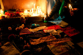 Buenos Aires, Argentina.- En las fotos, miles de activistas feministas y de la diversidad sexual se movilizaron en el barrio porteño de Barracas el 13 de marzo del 2024. Los manifestantes reclaman justicia por Paula, Roxana y Andrea, las tres mujeres lesbianas asesinadas en el marco de un crimen de odio incendiario que tiene una cuarta víctima en recuperación, con el lema “No es libertad es odio” y “Fue Lesbicidio, el Estado es Responsable” .