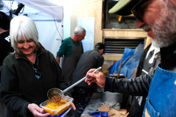 Buenos Aires, Argentina.- En las fotos, organizaciones sociales reparten el guiso típico argentino Locro, en uno de los acampes de la ciudad de Buenos Aires, en adhesión al paro general el 9 de mayo del 2024. El paro general, convocado por la mayor central sindical de Argentina, se realizó en rechazo a las políticas de ajuste y los proyectos de reforma del presidente Javier Milei.