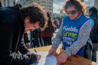 Buenos Aires, Argentina.- En las fotos, organizaciones de sectores políticos y sociales participaron de una jornada de firmas contra el todavía vigente DNU 70/23 el 14 de mayo del 2024. Asimismo, la campaña se realizó para "concientizar a la ciudadanía sobre los perjuicios de la vigencia del DNU en la vida cotidiana".