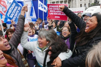 Buenos Aires, Argentina.- En las fotos, los gremios docentes nacionales participaron de un paro en todo el país el 23 de mayo del 2024. El paro nacional, contó con una masiva participación en demanda de la urgente convocatoria a la paritaria federal, la restitución del Fondo Nacional de Incentivo Docente (Fonid) y otras reivindicaciones.