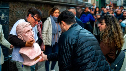 Buenos Aires, Argentina.- En la foto la expresidenta Cristina Kirchner encabezó un acto por los 50 años del asesinato del padre Carlos Mugica, en el Instituto Patria, y volvió a cuestionar el rumbo económico del gobierno de Javier Milei, al manifestar que "nunca se vivió en los 40 años de democracia una situación similar”, el 11 de mayo de 2024.