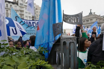 Buenos Aires, Argentina.- En las fotos, los gremios docentes nacionales participaron de un paro en todo el país el 23 de mayo del 2024. El paro nacional, contó con una masiva participación en demanda de la urgente convocatoria a la paritaria federal, la restitución del Fondo Nacional de Incentivo Docente (Fonid) y otras reivindicaciones.