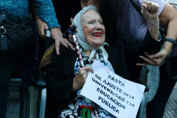 (Archivo) Buenos Aires, Argentina.- La histórica referente de Madres de Plaza de Mayo Línea Fundadora, Nora Cortiñas (foto), murió en la tarde de este jueves (30) tras permanecer varios días en terapia intensiva luego de ser operada por una hernia en el Hospital de Morón, según informaron fuentes familiares. Nora Morales de Cortiñas, más conocida como “Norita”, había cumplido 94 años el pasado 22 de marzo y 47 años de lucha junto a las Madres desde aquella primera ronda el 30 de abril de 1977.