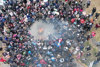 Buenos Aires, Argentina.- En las fotos, cientos de personas se manifiestan frente al depósito de Villa Martelli donde se almacenan casi tres mil toneladas de alimentos en Buenos Aires, el 28 de mayo del 2024. La justicia argentina ordenó este lunes la distribución oficial a comedores comunitarios de toneladas de alimentos acopiados en depósitos del Ministerio de Capital Humano, pero el gobierno de Javier Milei anunció que apelará la medida porque se trata de reservas “para catástrofes”.