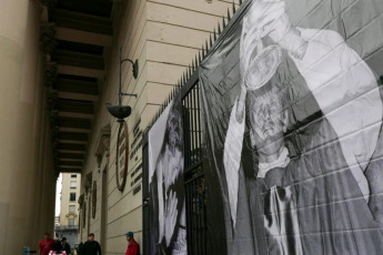 Buenos Aires, Argentina.- En las fotos tomadas el 6 de mayo del 2024, una carpa misionera delante de la catedral de Buenos Aires fue instalada por el Equipo de Sacerdotes de Villas y Barrios Populares de la Argentina, en el inicio de la denominada Semana Carlos Mugica, que constará de diversas actividades de conmemoración a la figura del primer cura villero, al cumplirse el sábado 11 de mayo 50 años de su asesinato.