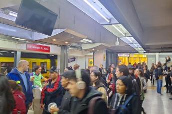 Buenos Aires, Argentina.- En las fotos tomadas el 8 de mayo del 2024, los más de 40 gremios nucleados en la Confederación Argentina de Trabajadores del Transporte (CATT), que lidera el dirigente ferroviario Sergio Sasia, realizaron este lunes asambleas en los lugares de empleo de cada actividad en rechazo del proyecto de Ley Bases aprobado por Diputados, que debe analizar la Cámara alta, y la restitución de Ganancias, y ratificaron su total adhesión a la huelga nacional convocada para este jueves por el consejo directivo de la CGT.