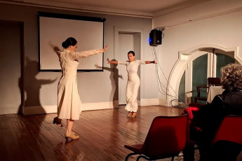 Buenos Aires, Argentina.- En las fotos, bailarinas presentan la muestra performática “De Pie”, en el Centro Cultural Paco Urondo, ubicado en el microcentro porteño el 21 de mayo del 2024. Con videodanza, performance, escenografía, vestuario, fotos, mapas y frases del cuento “Esa mujer” de Rodolfo Walsh, la muestra marca una obra que, en clave flamenca, expande horizontes al abordar la figura de Evita. La muestra se presentará hasta este viernes (24).