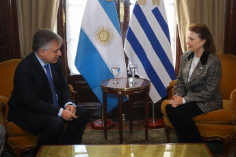 Buenos Aires, Argentina.- En la foto, el canciller uruguayo, Omar Paganini (izquierda), llegó a Buenos Aires y mantuvo una reunión con su homóloga argentina, Diana Mondino (derecha), el 24 de mayo del 2024. Si bien, el encuentro tendría "agenda abierta", los equipos de ambas cancillerías trabajaban desde días atrás en acercar diversos temas de la relación bilateral. Según un comunicado, entre los temas de conversación estuvieron los asuntos diarios de frontera, el comercio bilateral y el desarrollo de la hidrovía del río Uruguay.