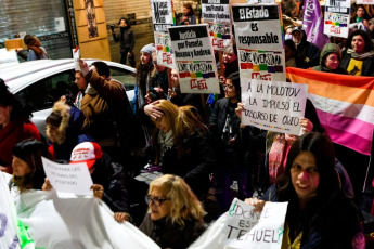 Buenos Aires, Argentina.- En las fotos, miles de activistas feministas y de la diversidad sexual se movilizaron en el barrio porteño de Barracas el 13 de marzo del 2024. Los manifestantes reclaman justicia por Paula, Roxana y Andrea, las tres mujeres lesbianas asesinadas en el marco de un crimen de odio incendiario que tiene una cuarta víctima en recuperación, con el lema “No es libertad es odio” y “Fue Lesbicidio, el Estado es Responsable” .