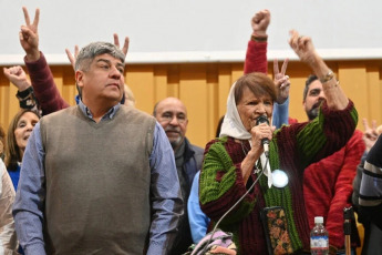 Buenos Aires, Argentina.- En las fotos, organismos de Derechos Humanos, centrales obreras y movimientos sociales realizan una asamblea en la sede de la Facultad de Ciencias Sociales de la Universidad de Buenos Aires (UBA) el 14 de mayo del 2024. Tras la asamblea, los organismos convocaron a debatir acciones y realizar movilizaciones contra la Ley Bases y el DNU 70/2023. Hasta el momento, se estima que el proyecto de Ley Bases pueda tratarse el próximo jueves 23 de mayo, pero todo dependerá de la celeridad con la que se emita dictamen en el plenario de comisiones del Senado que trata la iniciativa.