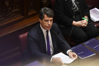 Buenos Aires, Argentina- En las fotos, el jefe de Gabinete, Nicolás Posse, realizó el primer informe de gestión ante el Senado el 15 de mayo del 2024. Posse, proyectó una inflación de 139% y un dólar a $1016 para fines del 2024, y tras una exposición de 42 minutos, el funcionario respondió las consultas de los legisladores que ahondaron sobre la insatisfacción de las respuestas escritas que le enviaron previamente.