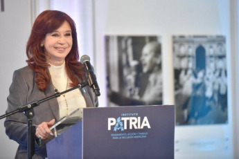 Buenos Aires, Argentina.- En las fotos tomadas el 7 de mayo del 2024, la expresidenta Cristina Fernández de Kirchner, inauguró el Salón de las Mujeres del Bicentenario del Instituto Patria, en el centro porteño. Precisamente en el 105° aniversario de Eva Duarte de Perón, Fernández de Kirchner dijo que “es un día muy particular” y recordó que “allá por 2009, en vísperas del bicentenario, decidimos inaugurar el Salón de las Mujeres del Bicentenario” en Casa Rosada, que fue reemplazado el 8 de marzo pasado, en el Día Internacional de la Mujer, por el Salón de los Próceres.