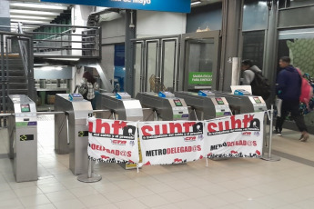 Buenos Aires, Argentina.- En las fotos tomadas el 8 de mayo del 2024, los más de 40 gremios nucleados en la Confederación Argentina de Trabajadores del Transporte (CATT), que lidera el dirigente ferroviario Sergio Sasia, realizaron este lunes asambleas en los lugares de empleo de cada actividad en rechazo del proyecto de Ley Bases aprobado por Diputados, que debe analizar la Cámara alta, y la restitución de Ganancias, y ratificaron su total adhesión a la huelga nacional convocada para este jueves por el consejo directivo de la CGT.