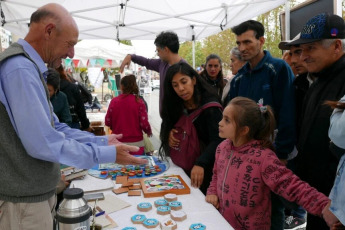 Buenos Aires, Argentina.- En las fotos tomadas el 6 de mayo del 2024, una carpa misionera delante de la catedral de Buenos Aires fue instalada por el Equipo de Sacerdotes de Villas y Barrios Populares de la Argentina, en el inicio de la denominada Semana Carlos Mugica, que constará de diversas actividades de conmemoración a la figura del primer cura villero, al cumplirse el sábado 11 de mayo 50 años de su asesinato.