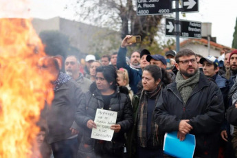 Buenos Aires, Argentina.- En las fotos, cientos de personas se manifiestan frente al depósito de Villa Martelli donde se almacenan casi tres mil toneladas de alimentos en Buenos Aires, el 28 de mayo del 2024. La justicia argentina ordenó este lunes la distribución oficial a comedores comunitarios de toneladas de alimentos acopiados en depósitos del Ministerio de Capital Humano, pero el gobierno de Javier Milei anunció que apelará la medida porque se trata de reservas “para catástrofes”.