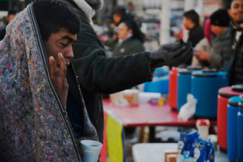 Buenos Aires, Argentina.- En las fotos, personas en situación de calle son atendidas por autoridades sanitarias de Buenos Aires el 31 de mayo del 2024. Un hombre de 41 años que dormía a la intemperie murió el pasado 26 de mayo, en lo que se considera el primer fallecimiento de una persona en situación de calle por causas no violentas de esta temporada de frío en la Ciudad de Buenos Aires, según informaron desde la organización Proyecto 7.