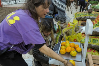 Buenos Aires, Argentina.- En las fotos, las personas participan de un nuevo ‘feriazo’ a precios populares frente al Congreso nacional el 22 de mayo del 2024. Con la consigna “Menos libre mercado, más agricultura familiar, campesina e indígena”, organizado por la rama agraria de la Unión de Trabajadores de la Economía Popular (UTEP), las personas buscan visibilizar la crisis que enfrentan los pequeños productores y promover políticas que favorezcan la agricultura familiar y sostenible.