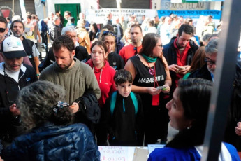 Buenos Aires, Argentina.- En las fotos, organizaciones sociales reparten el guiso típico argentino Locro, en uno de los acampes de la ciudad de Buenos Aires, en adhesión al paro general el 9 de mayo del 2024. El paro general, convocado por la mayor central sindical de Argentina, se realizó en rechazo a las políticas de ajuste y los proyectos de reforma del presidente Javier Milei.