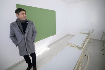 Buenos Aires, Argentina- En las fotos, el gobernador de la provincia de Buenos Aires, Axel Kicillof, inauguró el aula número mil en Malvinas Argentinas el 16 de mayo del 2024. El gobernador bonaerense, inauguró dos nuevas aulas equipadas con pizarra, escritorio, mesas, sillas y aires acondicionados donde funcionarán 5to y 6to año y celebró la construcción de otros 222 nuevos edificios escolares.